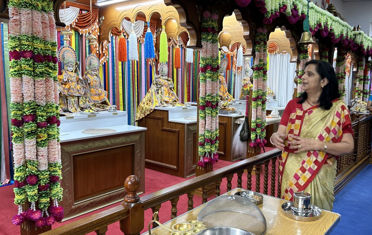 lady in traditional indian dress in temple